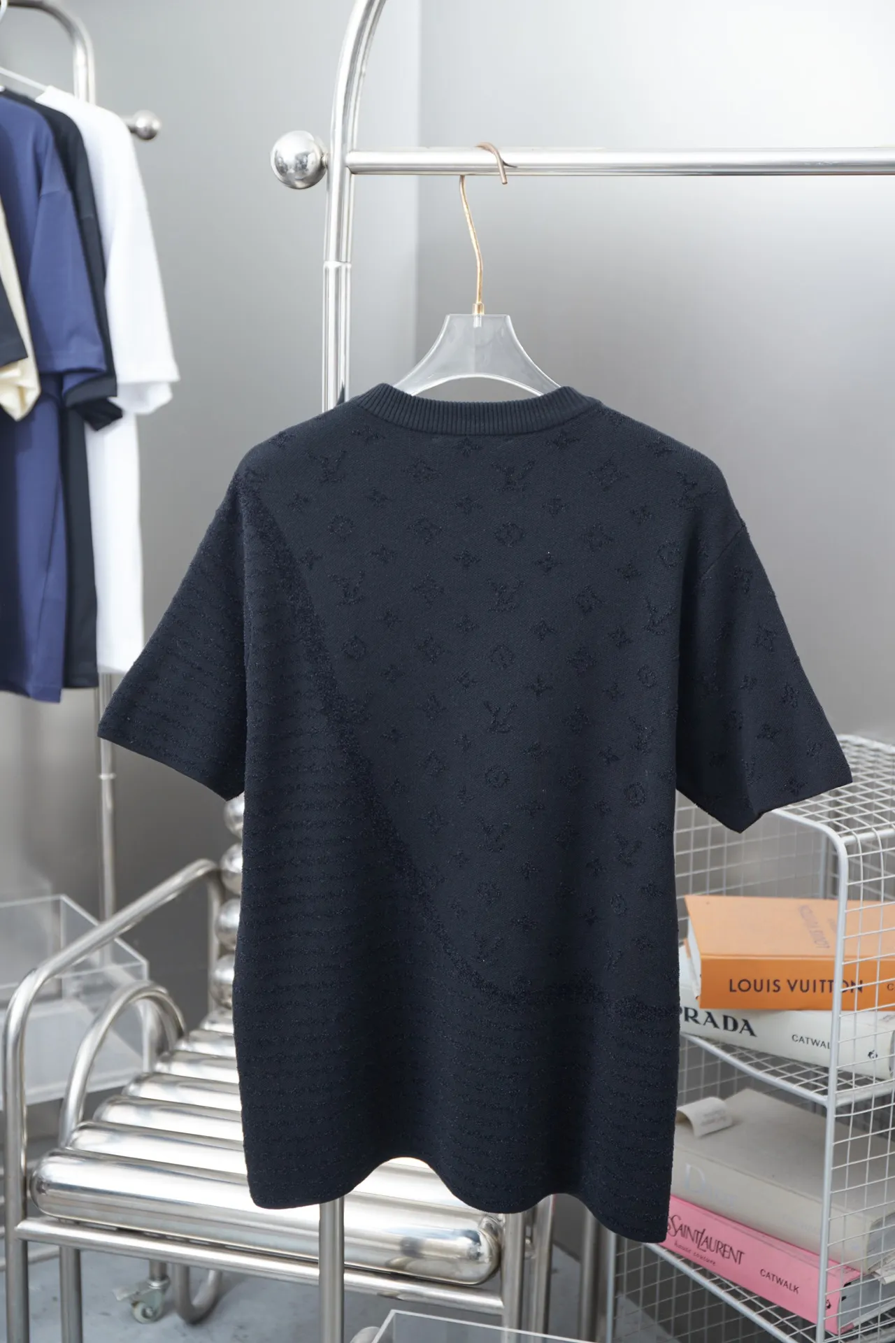 🅿️230 LV Louis 25ss spring and summer new model, black letter jacquard knitted short sleeves, light luxury, essential item for daily commuting for men and women, correct version, welcome to compare, detailed features · Made of high-viscosity cotton material, high count cotton is added, dry and avoid stuffiness · Made of jacquard machine imported from Germany, woven with Lv Monogram plaid intarsia, and matched with velvet of the same color to present a unique three-dimensional texture · Original main mark, washed tag, brand moisture-proof paper packaging Color: Black Size: S/M/L/XL